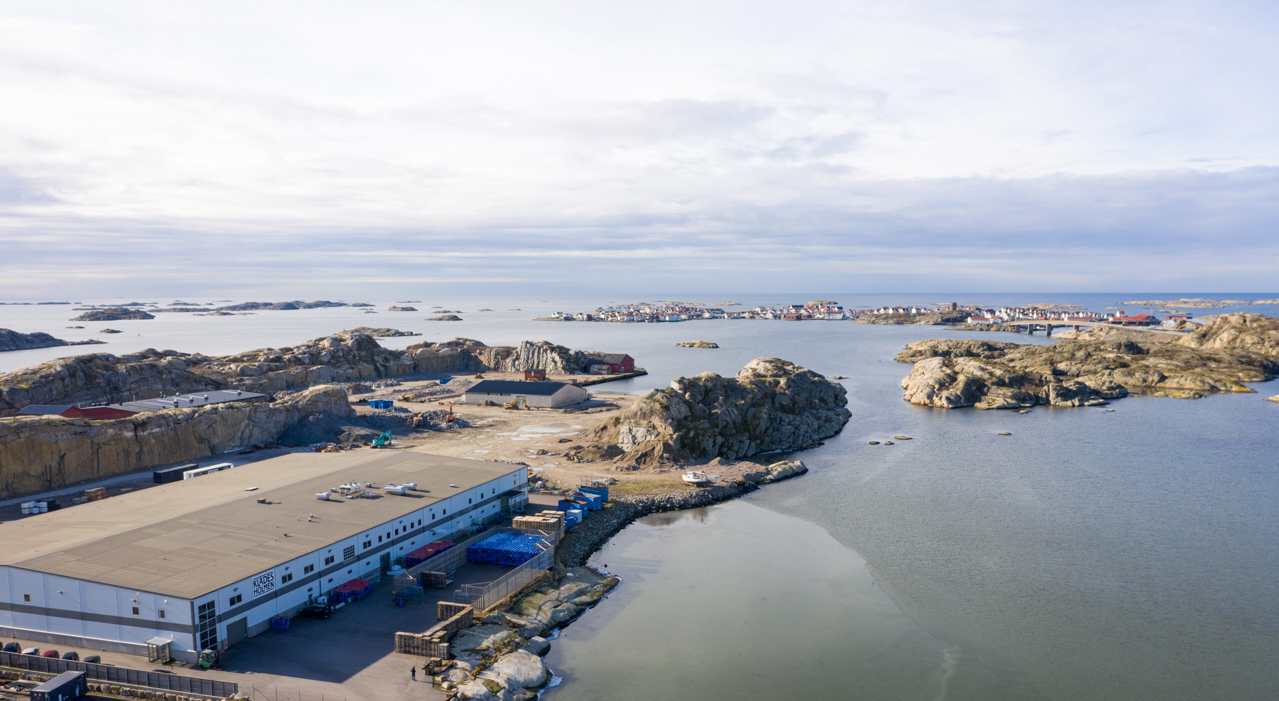 Fabriken på Tjörn har en generatoryta för solceller av 2 194,7 m². (Foto: Klädesholmen Seafood AB).